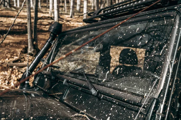 Piszkos off road car kirándulás az erdőben — Stock Fotó