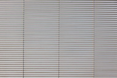 Alüminyum panellerden yapılmış kirli gri cephe