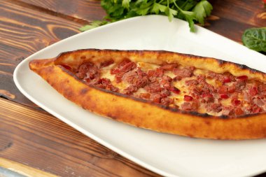 Türk Pide ekmeğini ahşap masaya yakın tut