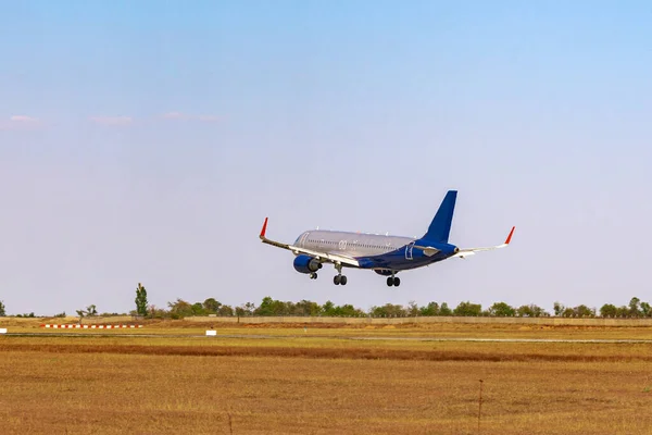 Passagierflugzeug hebt von Landebahn in Flughafen ab — Stockfoto