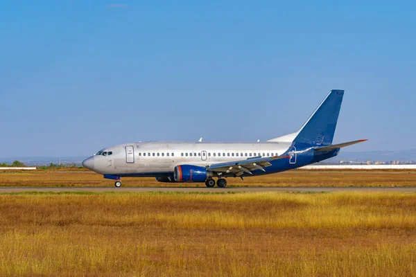 Velké osobní letadlo jede po dráze na letišti — Stock fotografie