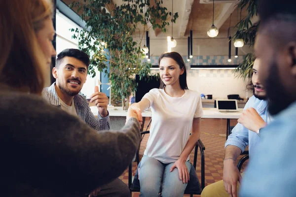 Jóvenes sentados en círculo y discutiendo — Foto de Stock