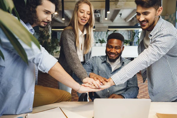 Glücklich überglückliches Wirtschaftsteam feiert Unternehmenssieg — Stockfoto