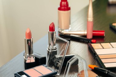 Makyaj ürünlerini makyaj masasında kapat