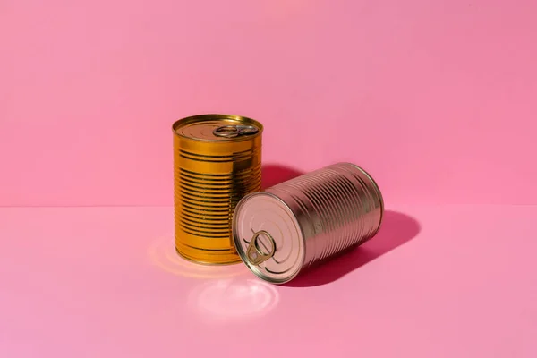 Консервована харчова олова на рожевому фоні студії — стокове фото