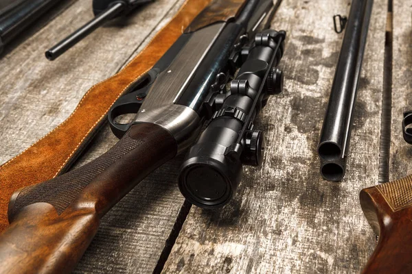 Viele Jagdgewehre auf verwitterter Holzfläche — Stockfoto