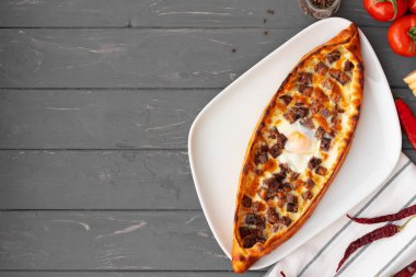 Türk peluş ekmeği gri ahşap masada