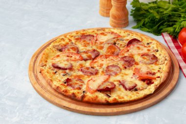 Taze pişmiş pizza, masaya yakın.