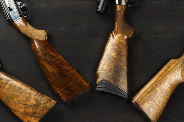 Деревянная ручка охотничьей винтовки на темном деревянном фоне — стоковое фото