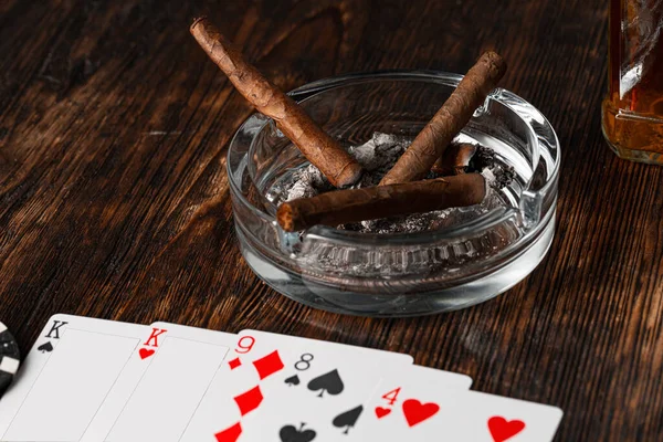 Cigar and playing cards on casino table — Stock Photo, Image