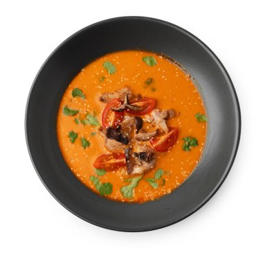 Tom Yam Thai çorbası beyaz üzerine izole edilmiş.