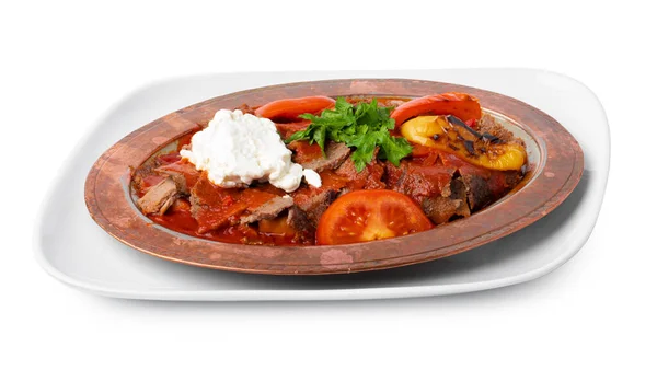 Gebackenes Fleisch mit Gemüse in Tomatensauce isoliert auf weiß — Stockfoto