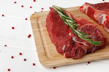 Ahşap masanın üzerinde sığır filetosu.