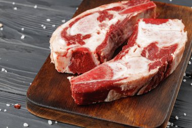 Tahtada pişmemiş çiğ et eti.