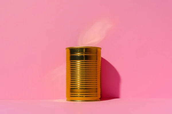 Lata de comida enlatada sobre fondo de estudio rosa —  Fotos de Stock