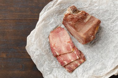 Ahşap zemin üzerinde dilimlenmiş domuz eti.