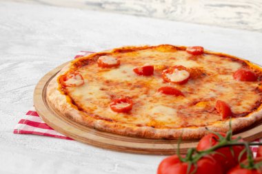 Taze pişmiş pizza, masaya yakın.