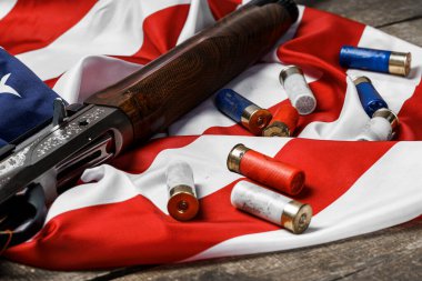 Tahta arka planda Amerikan bayrağında otomatik tüfek.