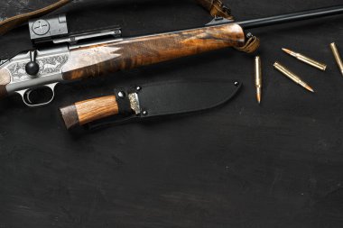 Av tüfeği ve mermiler koyu ahşap arka planda