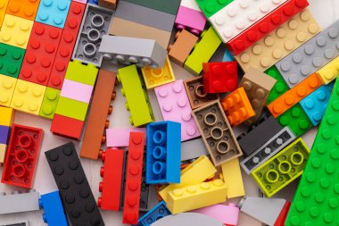 Renkli plastik oyuncaklar inşa seti ayrıntılarını kapat