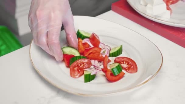 Chef preparare insalata di verdure sul piatto nel ristorante — Video Stock