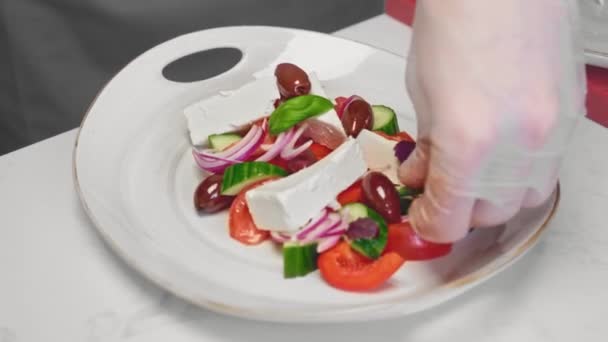 Chef preparando ensalada griega en un restaurante — Vídeos de Stock
