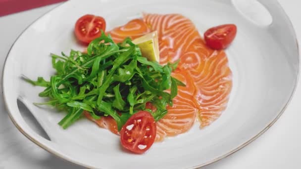 Kuchař připravuje lososa carpaccio v restauraci — Stock video