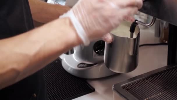 Close-up van barista handen het bereiden van koffie in koffiezetapparaat — Stockvideo