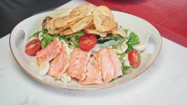 Szakács főzés Caesar saláta grillezett csirkével — Stock videók