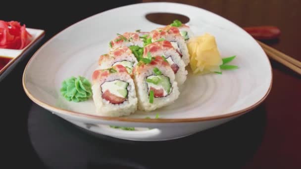 Chef förbereder sushi roll för servering i en restaurang — Stockvideo