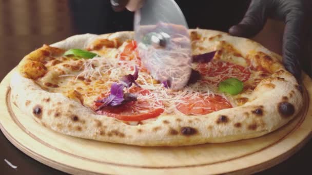 Chef coupe des pizzas fraîchement préparées avec coupe ronde — Video