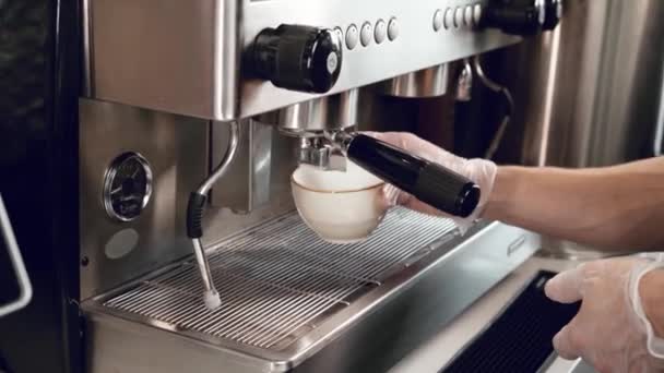 Gros plan des mains de barista préparant le café en machine à café — Video