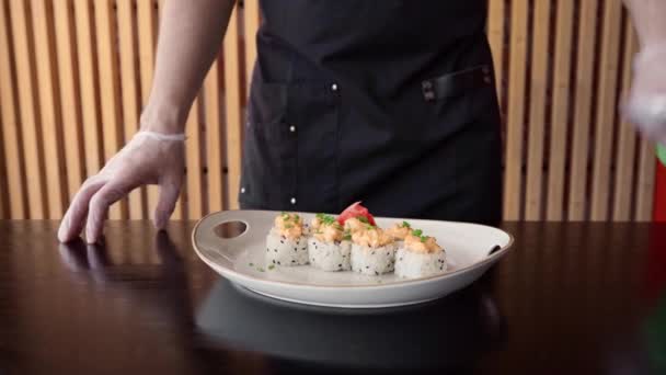 Шеф-повар готовит суши-ролл к подаче в ресторане — стоковое видео