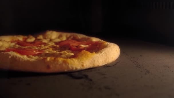 Pizza sütés egy sötét forró sütőben közelről — Stock videók