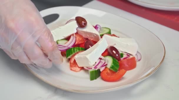 Chef tillagar grekisk sallad på restaurang — Stockvideo