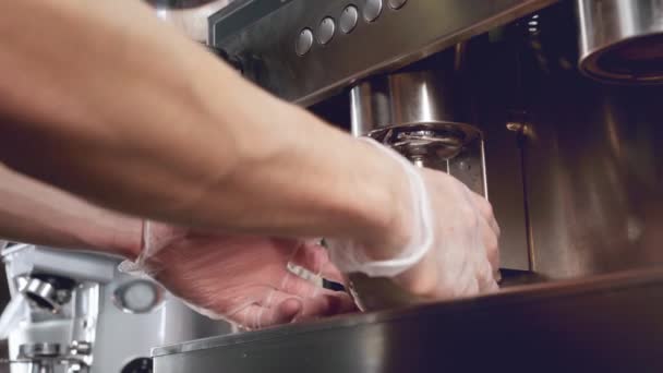 Kahve makinesinde kahve hazırlayan baristaların ellerini kapat. — Stok video