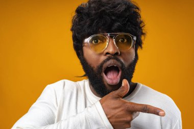 Neşeli Afrikalı Amerikalı adam fotokopi alanını işaret ediyor.