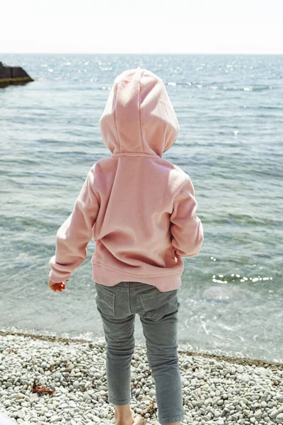 Petite fille mouille ses pieds dans la mer — Photo