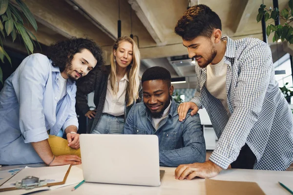 Sonriendo compañeros de trabajo multirraciales trabajando juntos en la reunión de la oficina, tener una discusión — Foto de Stock