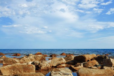 Arkaplan için taşlı deniz fotoğrafı