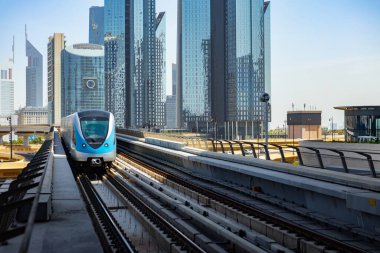 DUBAI, BAE - Mart 2020 Dubai Metro Arkaplanda gökdelenler