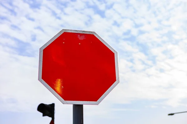 Röd trafikskylt med kopieringsutrymme mot blå himmel — Stockfoto