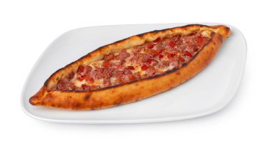 Türk teknesi şeklindeki düz ekmek pidesi beyazda izole edildi