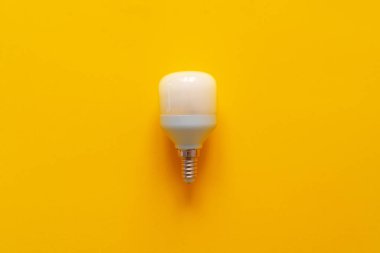 Sarı kağıttan arkaplan görünümlü ampul