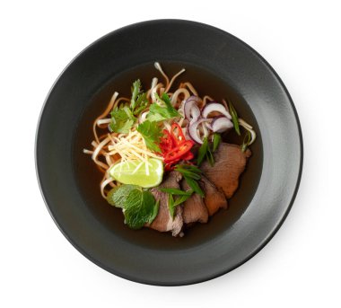 Beyaz et ve udon erişteli Asya çorbası.