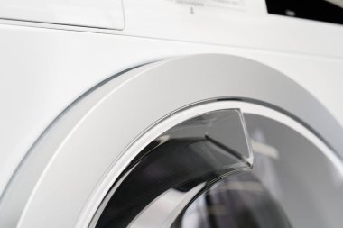 Ev aletleri mağazasında yeni bir çamaşır makinesi