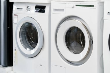 Ev aletleri mağazasındaki yeni kurutma makinesini kapat.