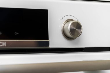 Dükkandaki yeni modern mikrodalga fırın, kapat.