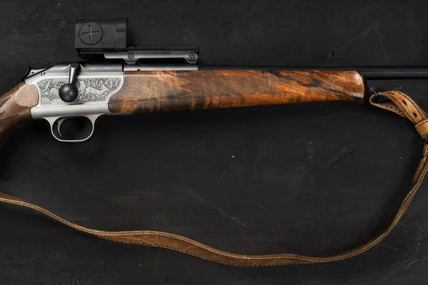 Pistola de caza Smoothbore sobre fondo negro de cerca — Foto de Stock