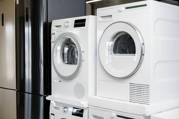 Primer plano de la nueva secadora en la tienda de electrodomésticos — Foto de Stock